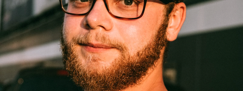 加密锁与隐私保护盾牌核心图标，象征快连VPN牢不可破的安全防线