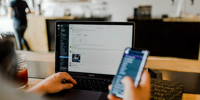 商务人士在多种设备上安全工作的场景，体现VPN的保驾护航作用