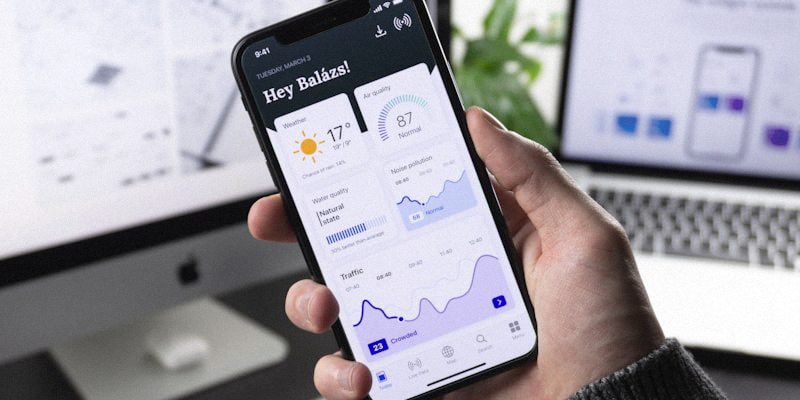 用户正在笔记本电脑上轻松点击连接VPN按钮的愉快使用场景