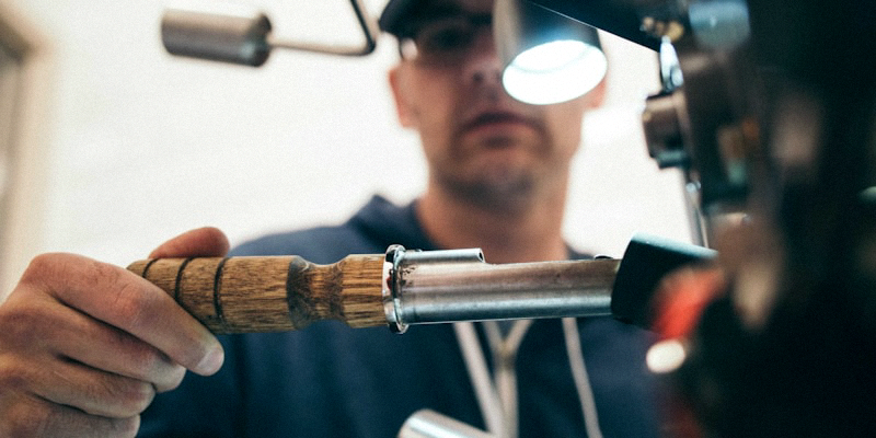 在咖啡馆使用笔记本电脑连接公共Wi-Fi的商务人士，需要VPN保护